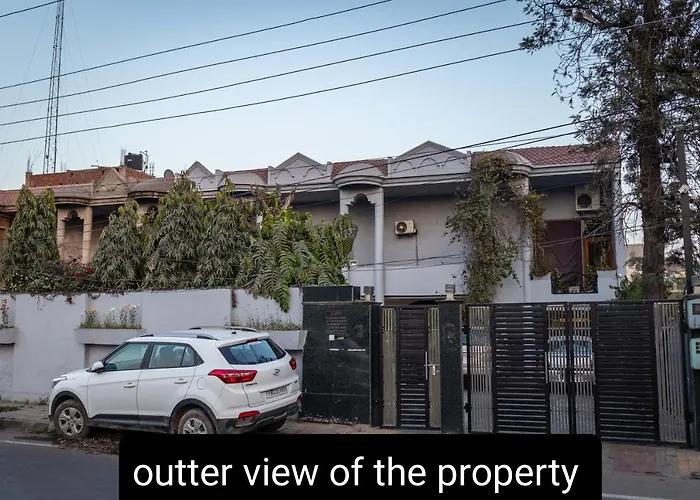 De Manora Homes - Unpretentious Hotel With A Garden , Posh Area Ranjit Avenue